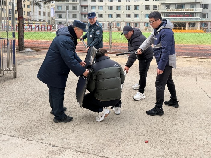 【图们国门红军小学第9周投稿5】：以练筑防 守护校园——图们市第一小学校开展最小应急单元安全培训 (3).jpg