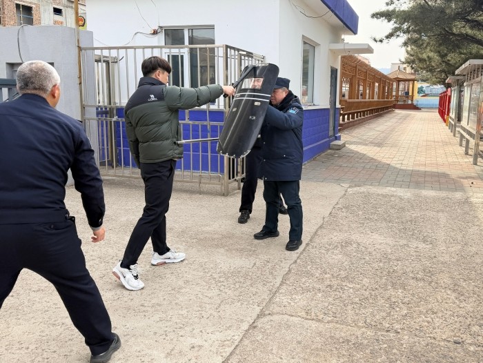 【图们国门红军小学第9周投稿5】：以练筑防 守护校园——图们市第一小学校开展最小应急单元安全培训 (4).jpg