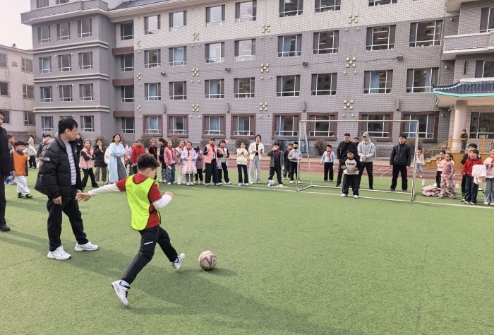 【图们国门红军小学第14周投稿3】：图们市第一小学校“校长杯”足球赛圆满落幕 (4).jpg