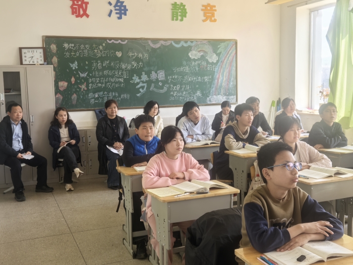 进修学校领导和教研员听课.jpg