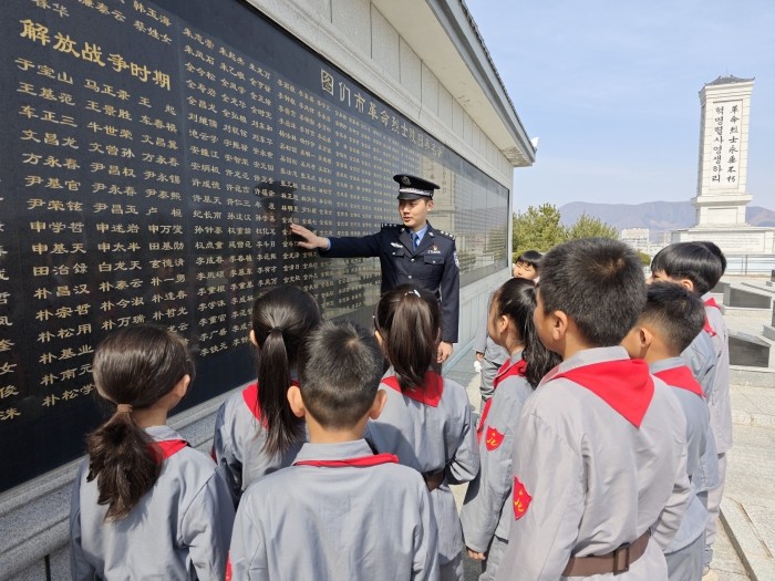 图们国门红军小学开展清明节清明祭扫烈士墓活动 (2).jpg