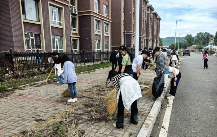 学生打扫街道1.jpg 学生打扫街道1.jpg