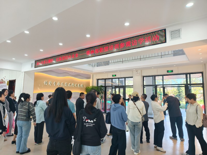 3 参观校园文化.jpg 3 参观校园文化.jpg
