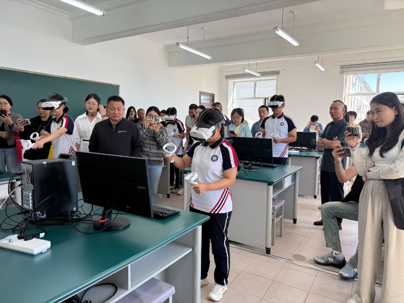 7 参观实验社团活动.jpg 7 参观实验社团活动.jpg