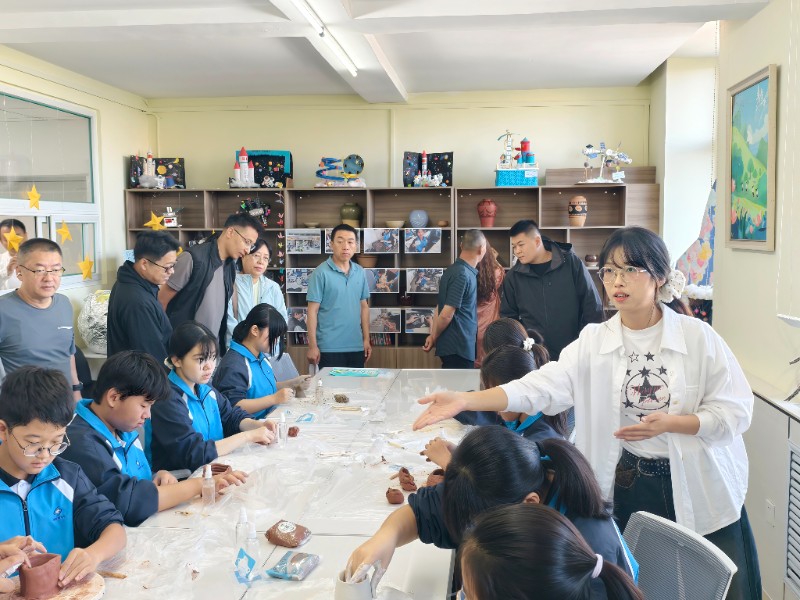 4 参观美术社团活动.jpg 4 参观美术社团活动.jpg